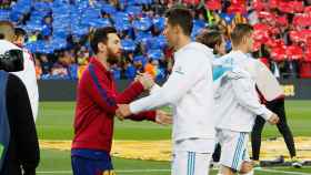 Saludo entre Cristiano Ronaldo y Leo Messi antes de El Clásico Foto: Manu Laya/El Bernabéu