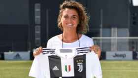 Cristiana Girelli, posa con la camiseta de la Juventus