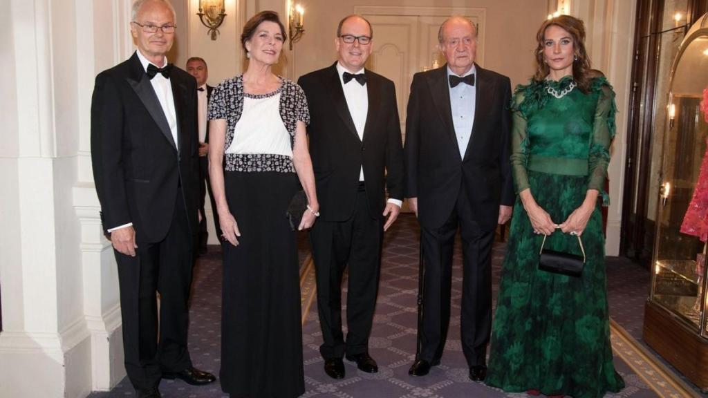 Juan Carlos I junto a Álvaro de Orleans (a la izquierda), Alberto y Carolina de Mónaco en una cena en 2016.