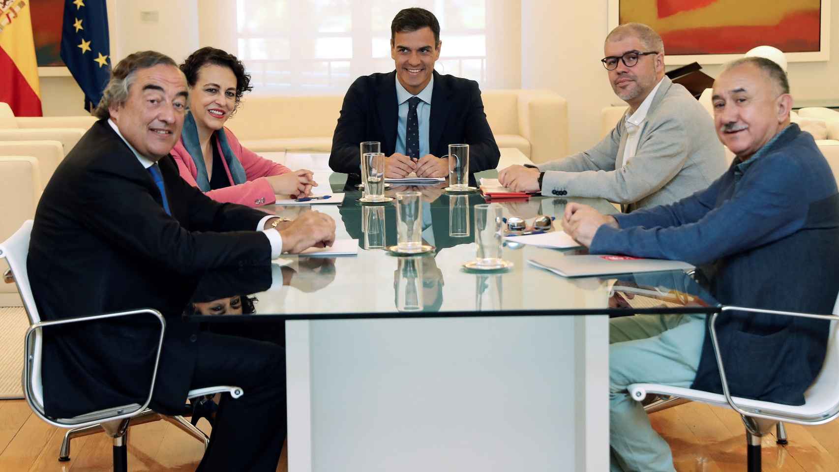El presidente del Gobierno Pedro Sánchez, la ministra de trabajo Magdalena Valerio, el presidente de CEOE Juan Rosell, y los secretarios generales de UGT Pepe Álvarez, y CCOO Unai Sordo.