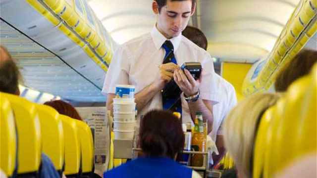 Un tripulante de cabina de Ryanair en una imagen de archivo.