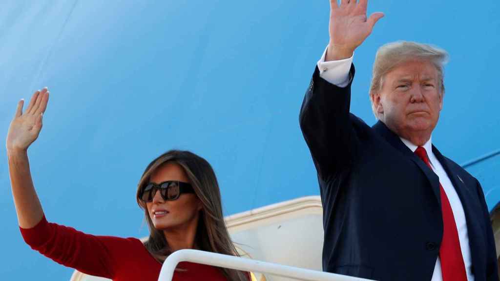 Trump y su esposa Melania embarcan en el Air Force One camino de Bruselas
