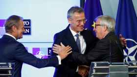 Tusk saluda a Juncker y Stolteberg durante la firma del acuerdo UE-OTAN