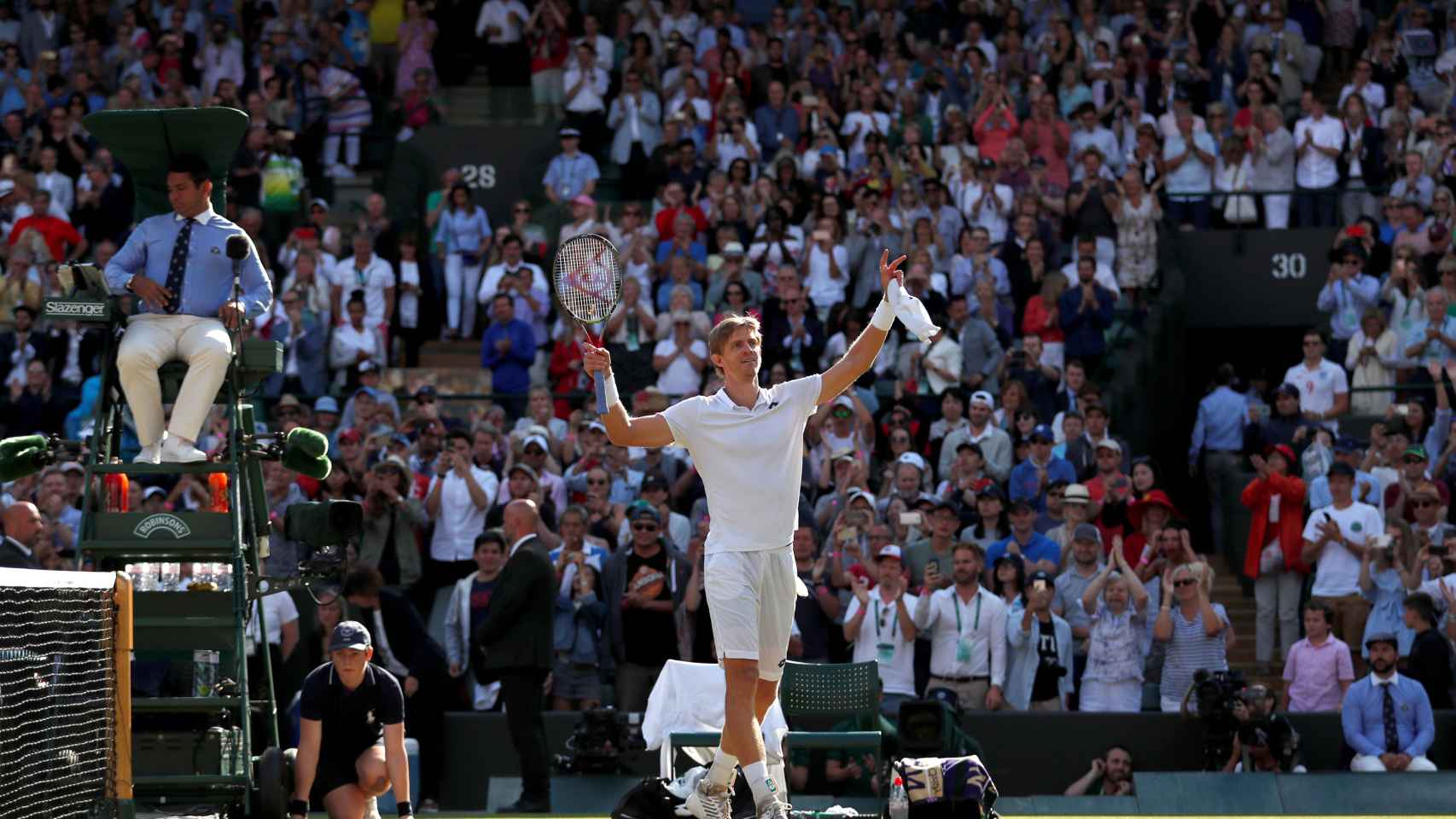 Kevin Anderson celebra su victoria sobre Federer.