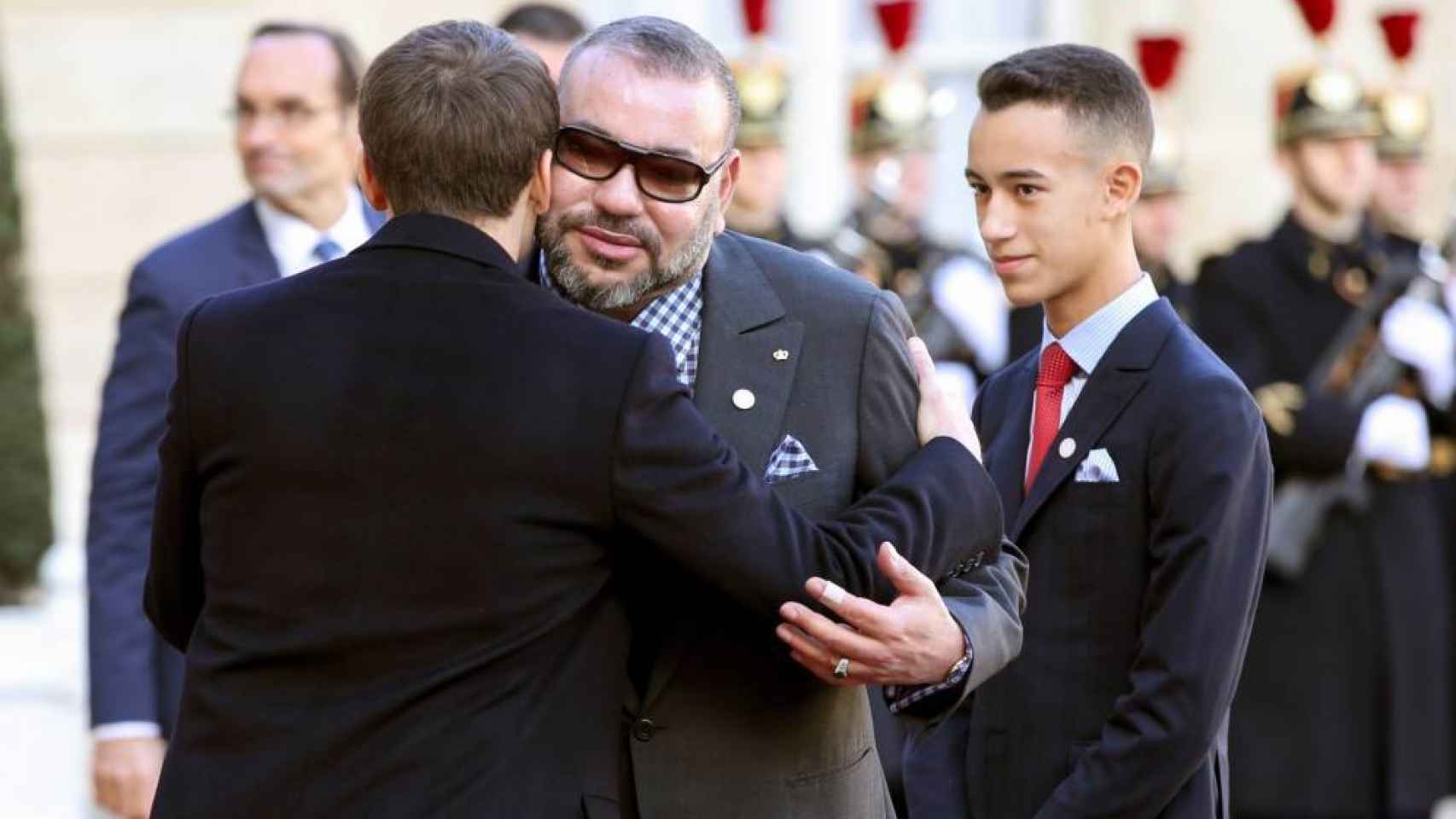 Mohamed VI y el príncipe heredero, Moulay Hassan, son recibidos Emmanuel Macron en París en diciembre de 2017.