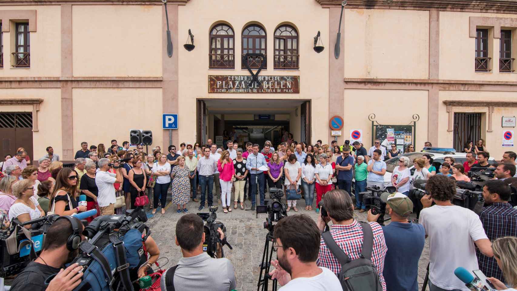 Concentración este miércoles en Pilas (Sevilla), en repulsa del crimen.