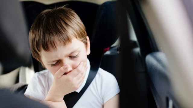 Los niños suelen marearse en el coche.