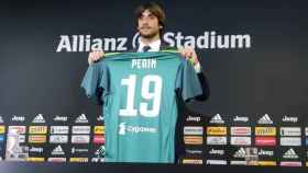 Perin, presentado con la Juventus. Foto: Twitter (@Juventuscf).