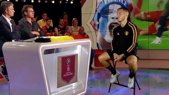 Hazard, entrevistado a través de holograma