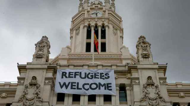 Pancarta dando bienvenida a los refugiados en el Ayuntamiento de Madrid.