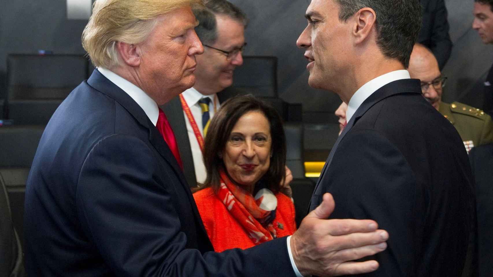 Trump saluda a Sánchez en presencia de la ministra de Defensa, Margarita Robles