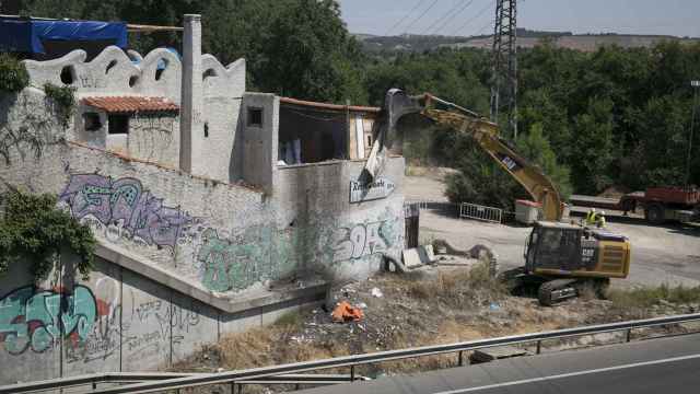 Una grúa derribando una pared de la discoteca Attica, en Madrid.