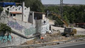 Una grúa derribando una pared de la discoteca Attica, en Madrid.
