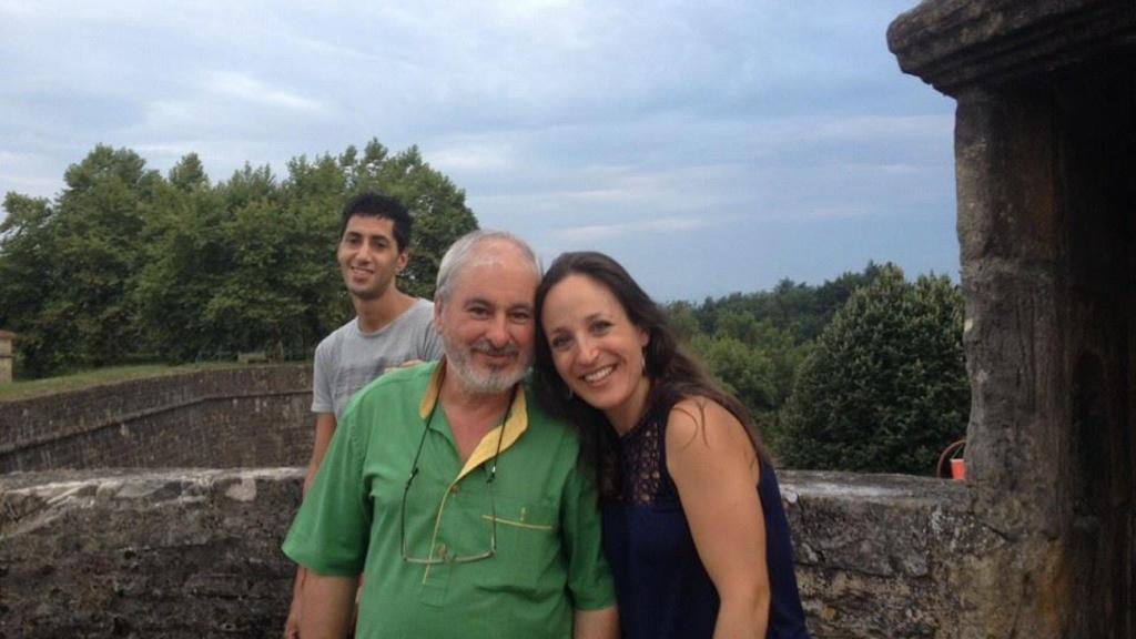 Padre, hija y el marido de ella, detrás, en agosto de 2015 en Navarrenx.