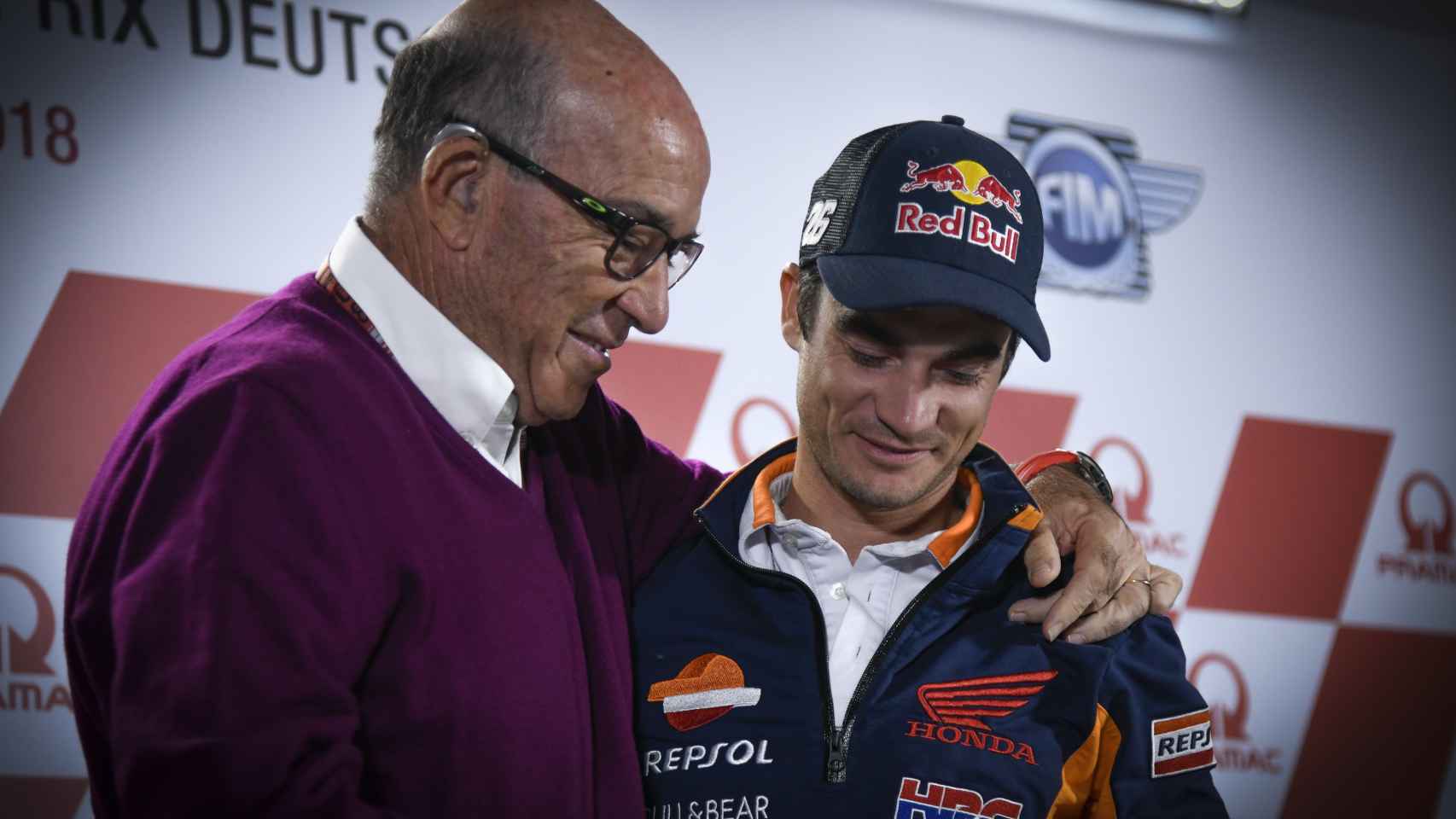 Dani Pedrosa junto a Carmelo Ezpeleta, CEO de Dorna, en el circuito de Sachsenring.