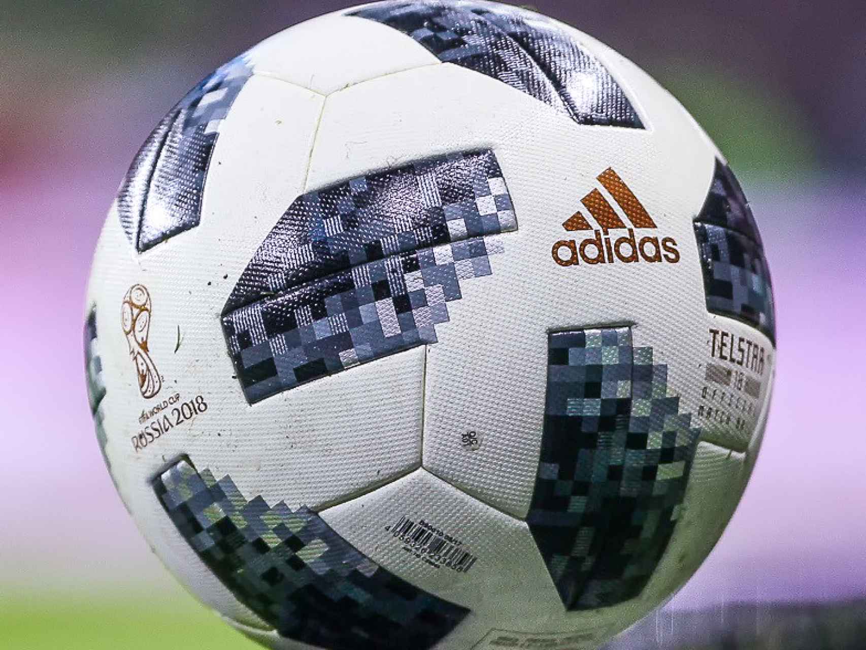 Este es el balón oficial de este año: se llama Telstar 18 y lo ha fabricado Adidas