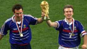 Deschamps, a la derecha, junto a Blanc, tras ganar el Mundial 1998.