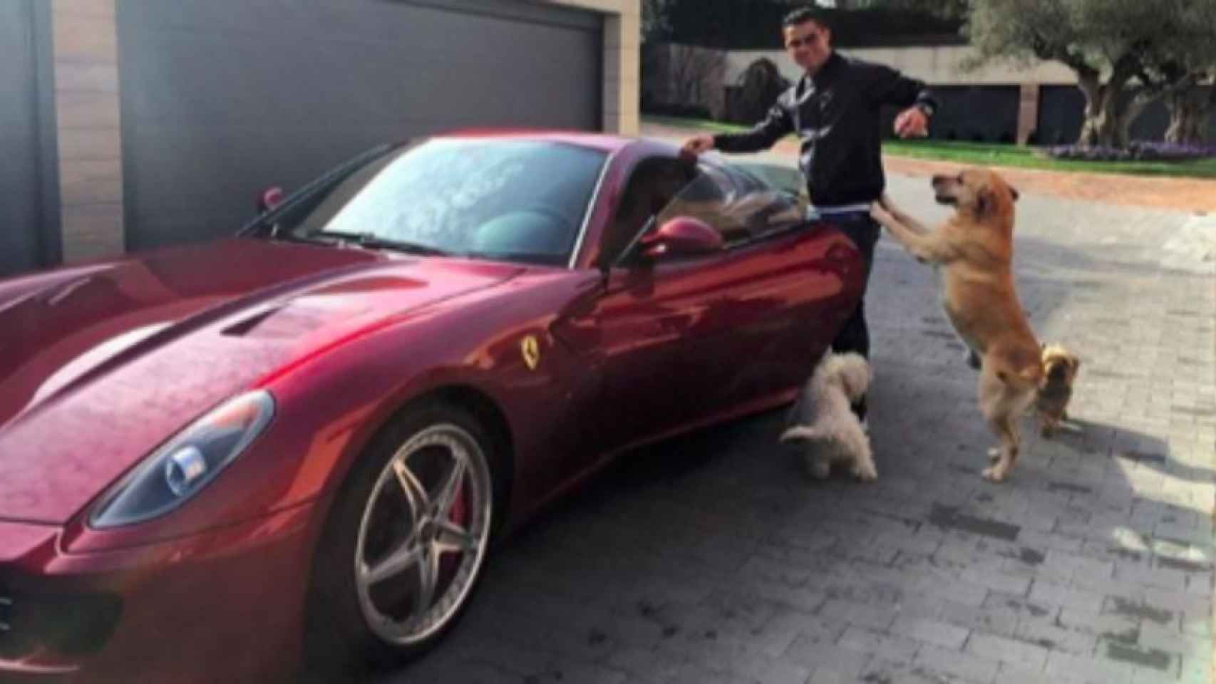 Cristiano Ronaldo, con uno de sus Ferraris. Foto: Instagram (@cristiano)