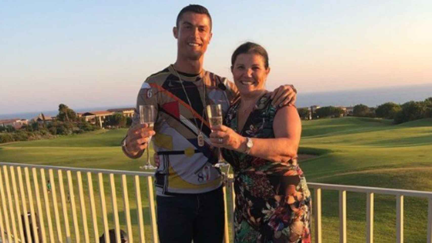 Cristiano Ronaldo junto a su madre.
Foto: Instagram (@doloresaveiroofficial)