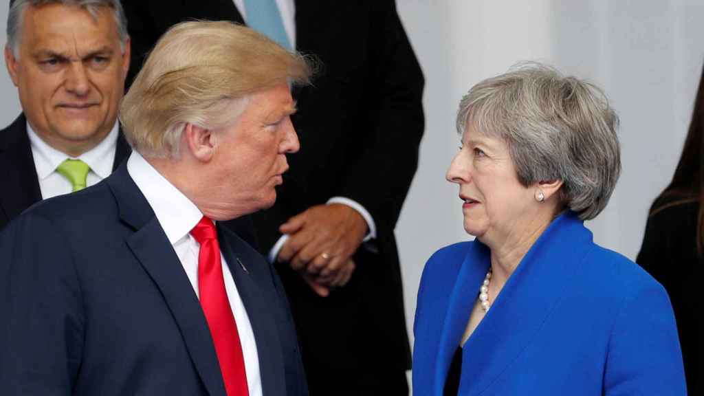 Donald Trump y Theresa May charlando en la cumbre de la OTAN.