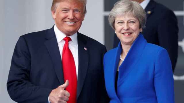 Los mandatarios Donald Trump y Theresa May en reuniones de la OTAN.