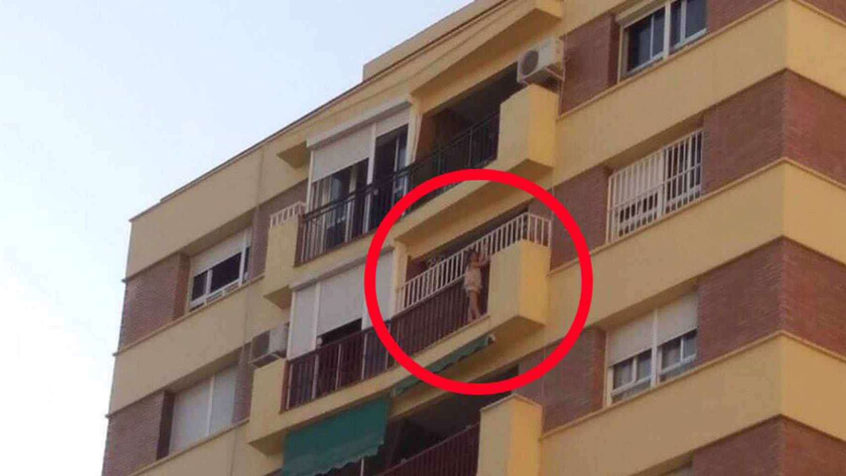 Rescatan a una niña de 5 años colgada del balcón de un octavo piso en Málaga