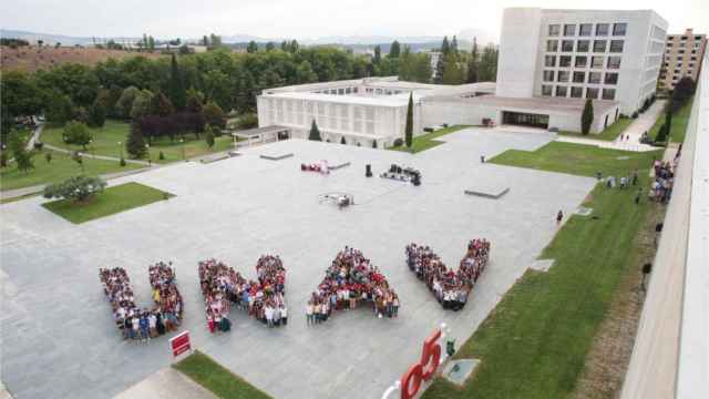 Alumnos recreando el logo de la Universidad de Navarra.