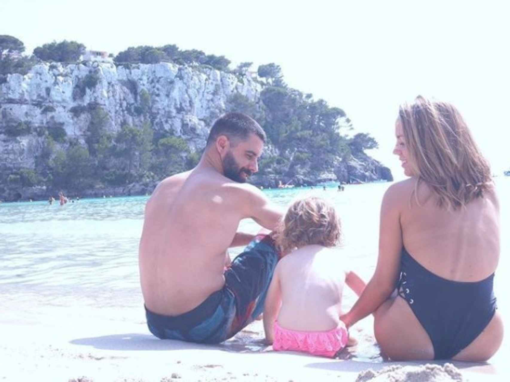 Yoli, Jonathan y Valeria juntos en sus últimas vacaciones familiares en Menorca.