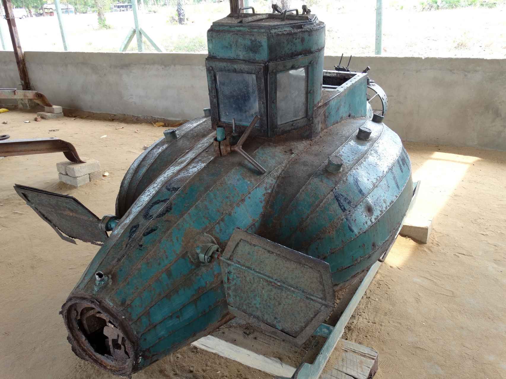 Submarino de la guerrilla tamil en el museo de la guerra de Puthukudiyiruppu - FOTO DE