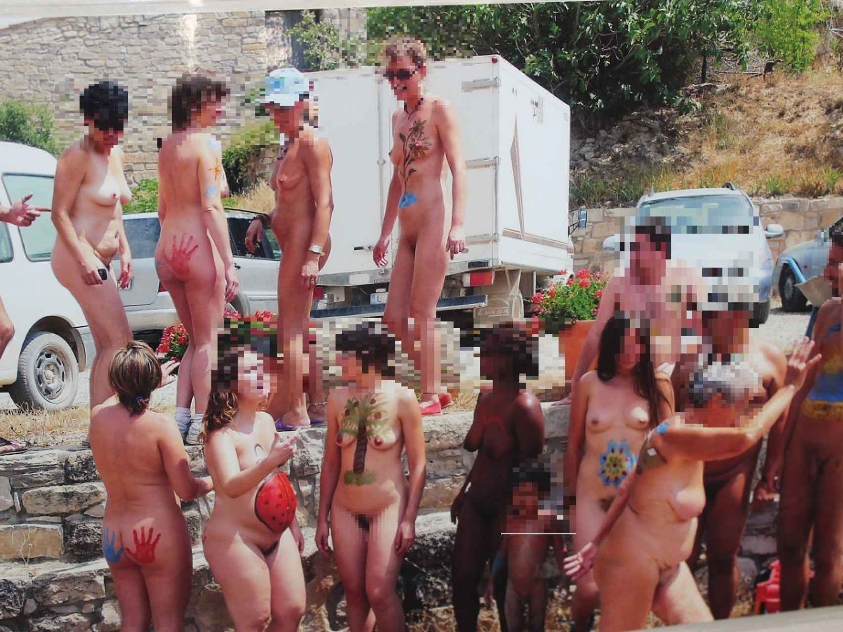 20 años en pelotas: El Fonoll, el pueblo desnudo donde la vida parece un  reality show