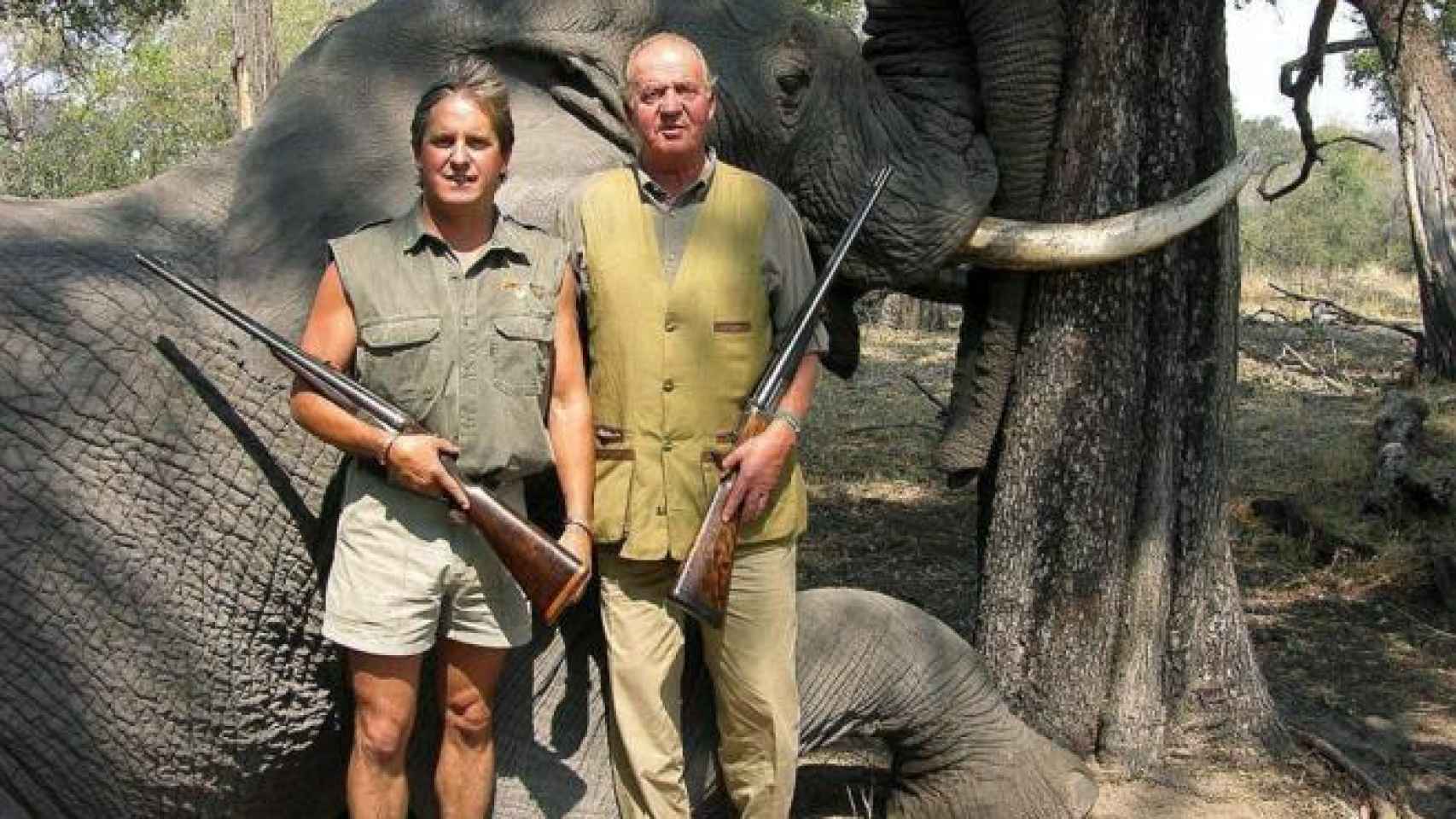 El rey Juan Carlos posa tras cazar un elefante.