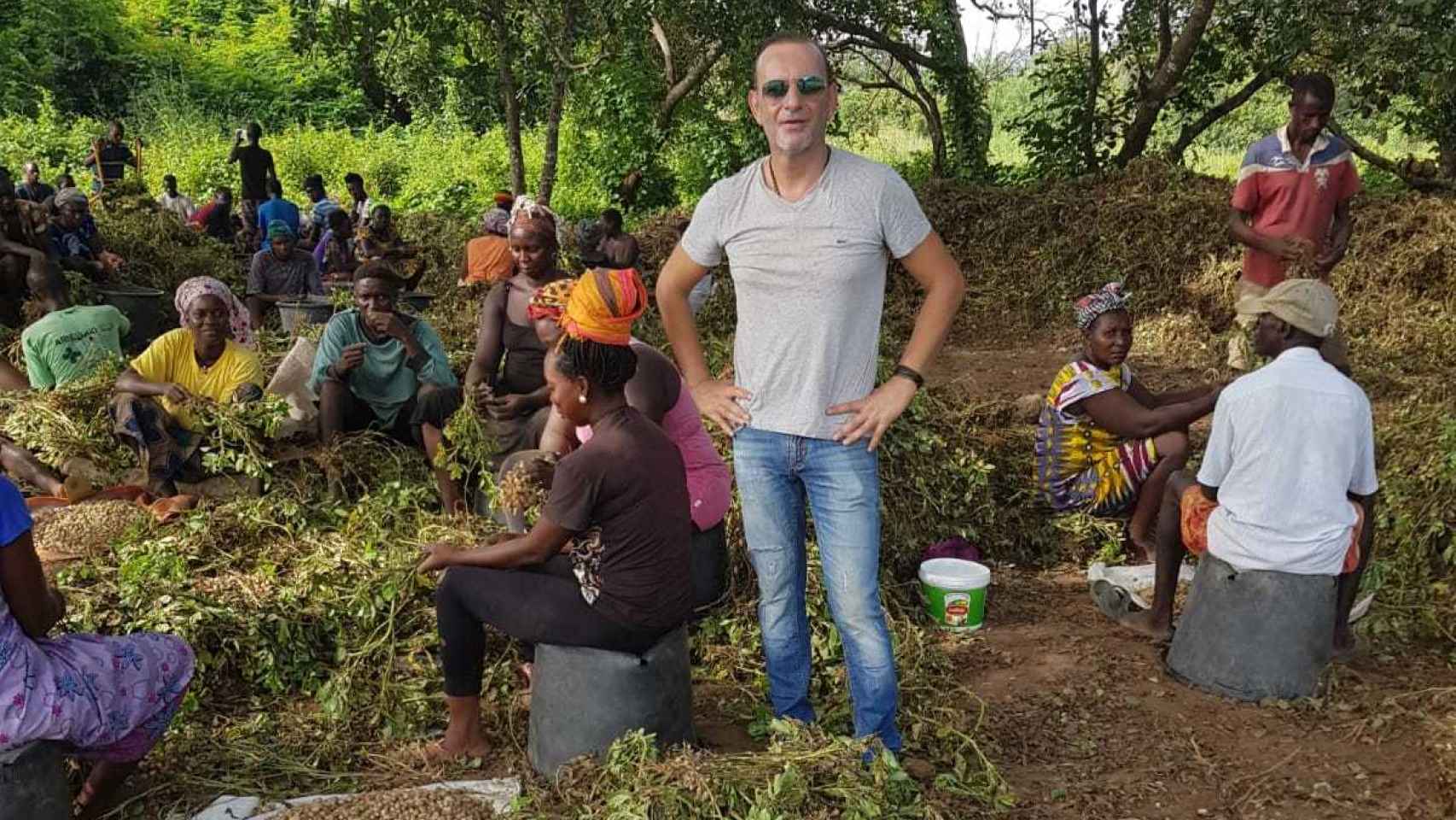 Cristóbal Sánchez en plena cosecha del cacahuete en su explotación de Guinea Bissau, en octubre de 2017, un mes antes de su detención en España.