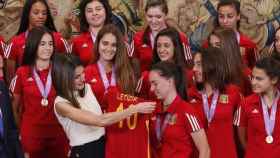 La reina Letizia, con integrantes de la selección española femenina sub-17.