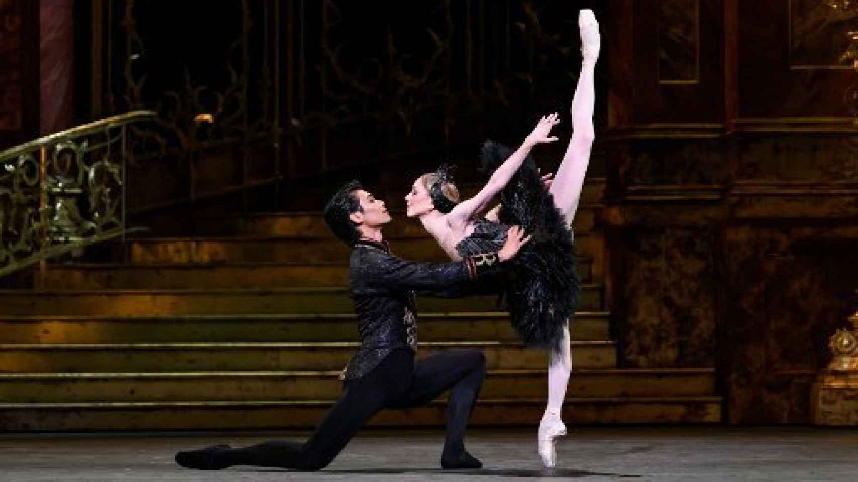Image: Royal Ballet, bailando con cisnes