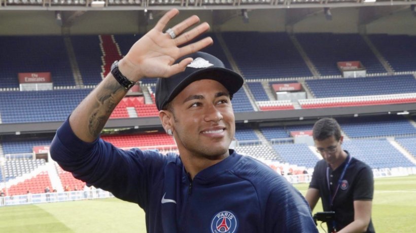 Neymar saludando a los aficionados del PSG. Foto: Twitter (@PSG_inside).