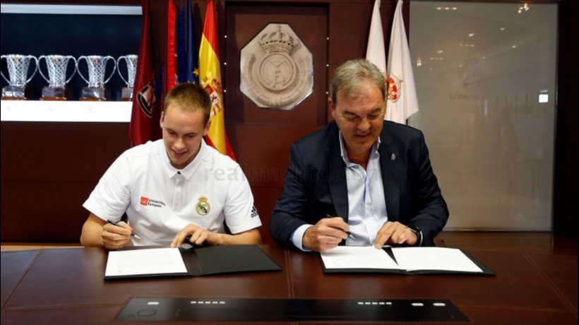 Klemen Prepelic firma su contrato junto a Juan Carlos Sánchez