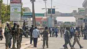 Soldados de Al Shabab en una calle de Mogadiscio.