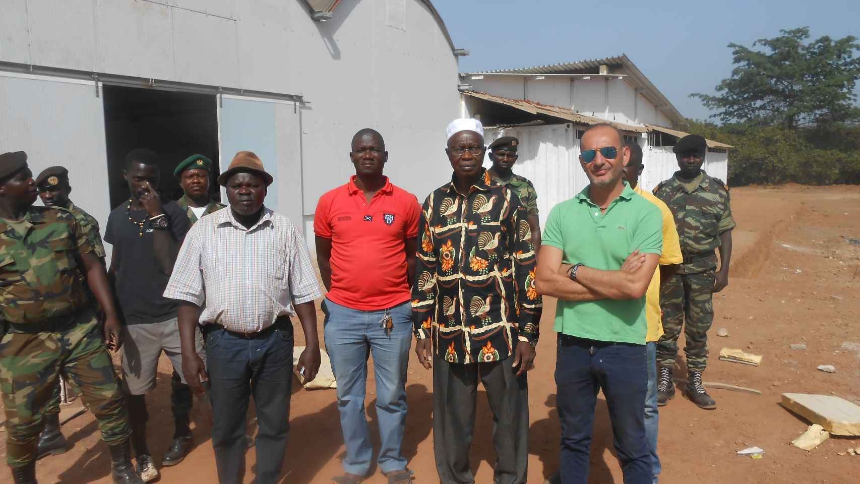 Cristóbal Sánchez (d) atiende una visita de autoridades de Guinea Bissau en la explotación agrícola.