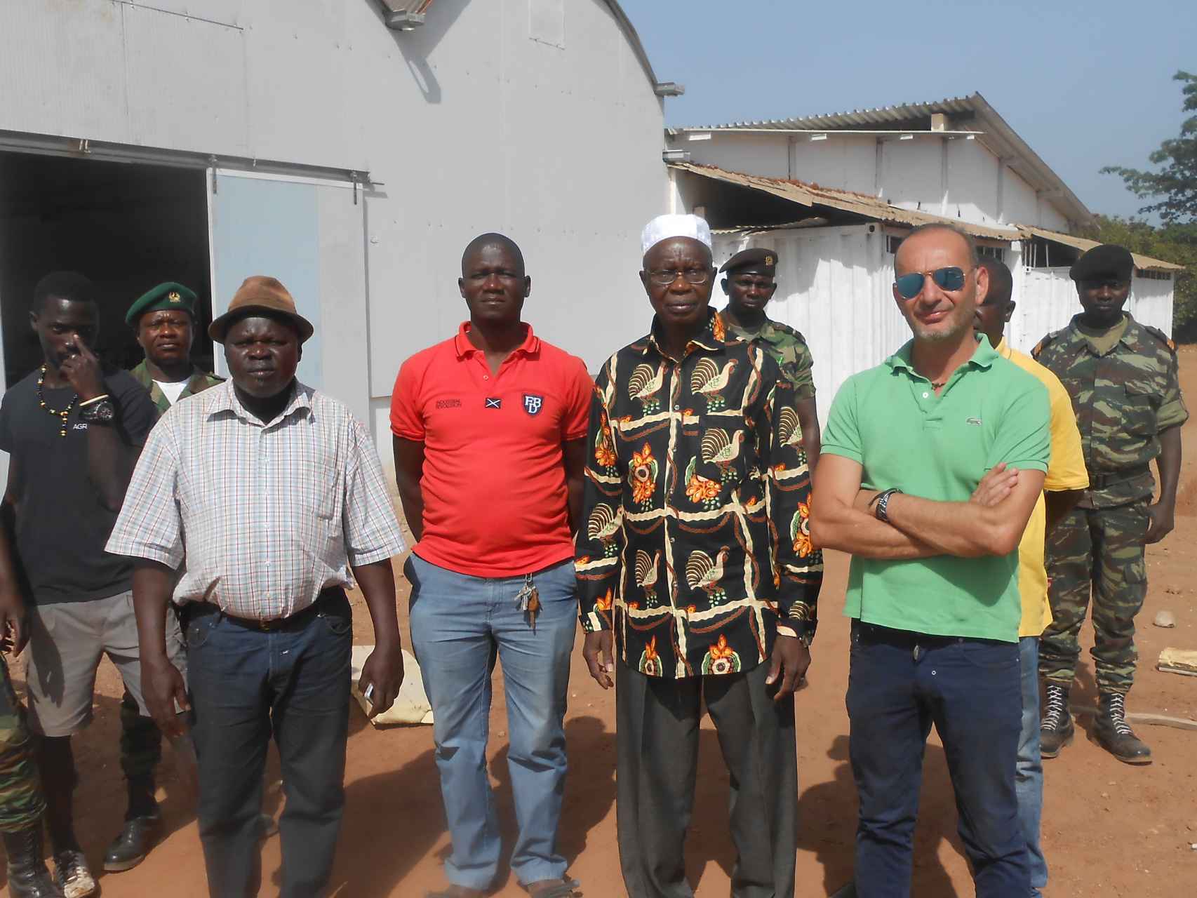 Cristóbal Sánchez (d) atiende una visita de autoridades de Guinea Bissau en la explotación agrícola de la empresa de la que es socio.