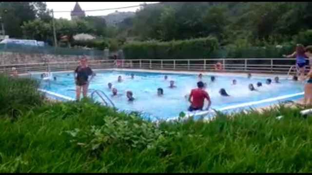 El socorrista prohibió que el menor se bañase con camiseta en la piscina.