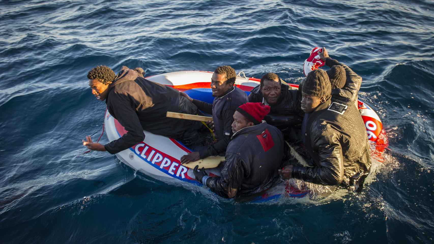 Inmigrantes a la deriva en una barcaza de plástico que las mafias les cobran a 200 euros por persona. La imagen está tomada en 2012, minutos antes de que Salvamento Marítimo salvara de morir ahogados a los subsaharianos.