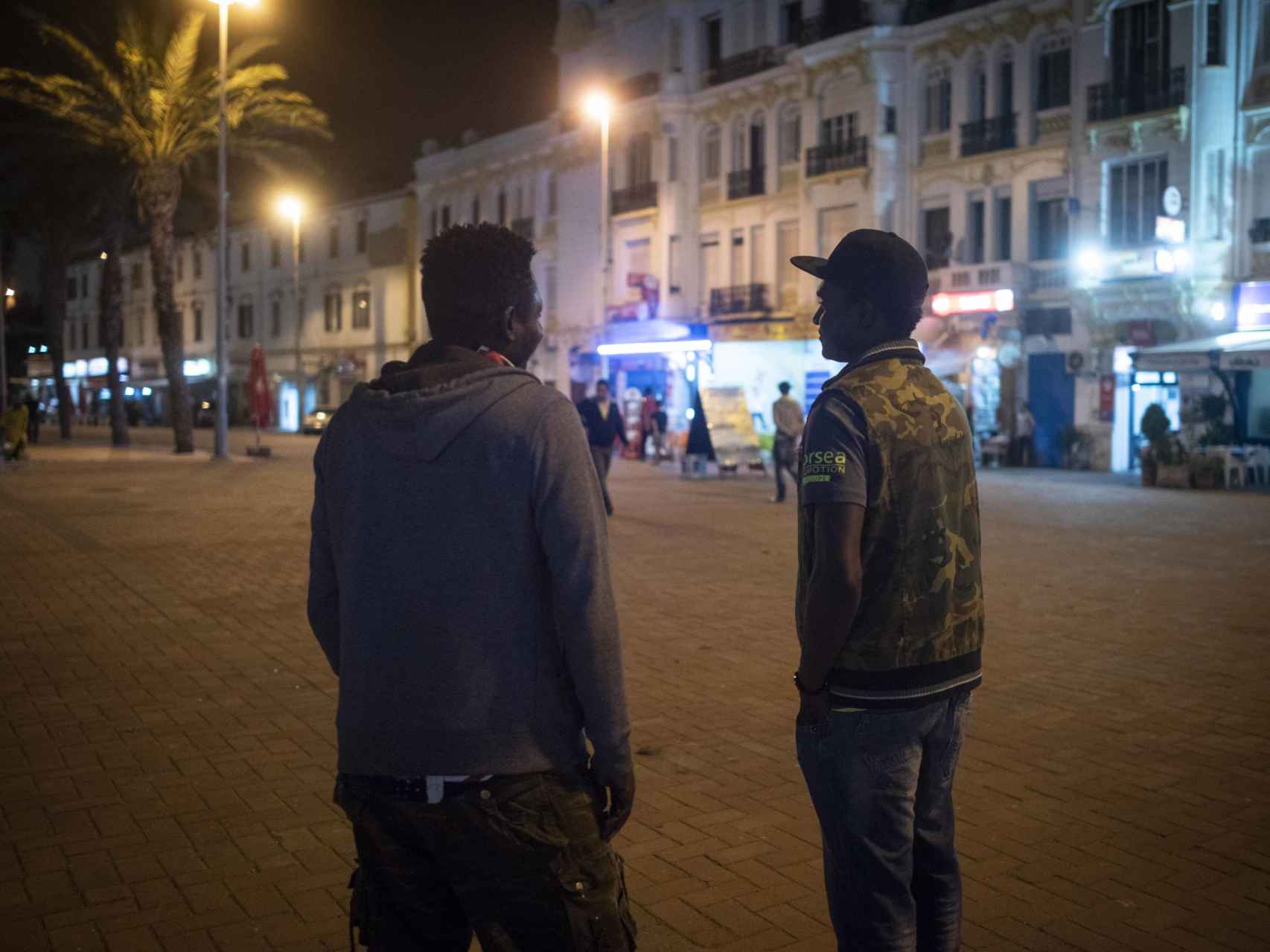 Philemon (i) y Michel la noche de este miércoles en una zona de bares próxima al puerto de la ciudad de Tánger (Marruecos).