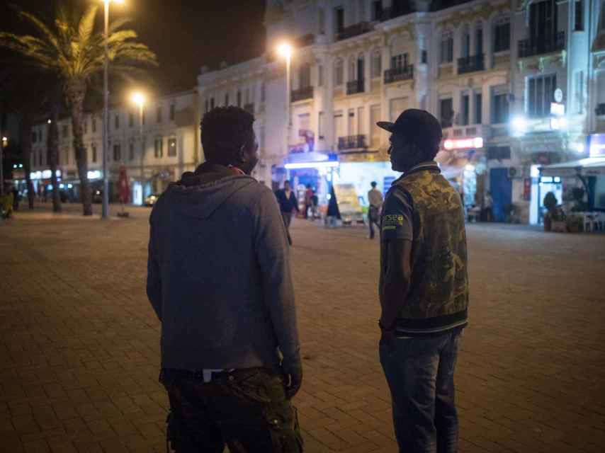 Philemon (i) y Michel la noche de este miércoles en una zona de bares próxima al puerto de la ciudad de Tánger (Marruecos).