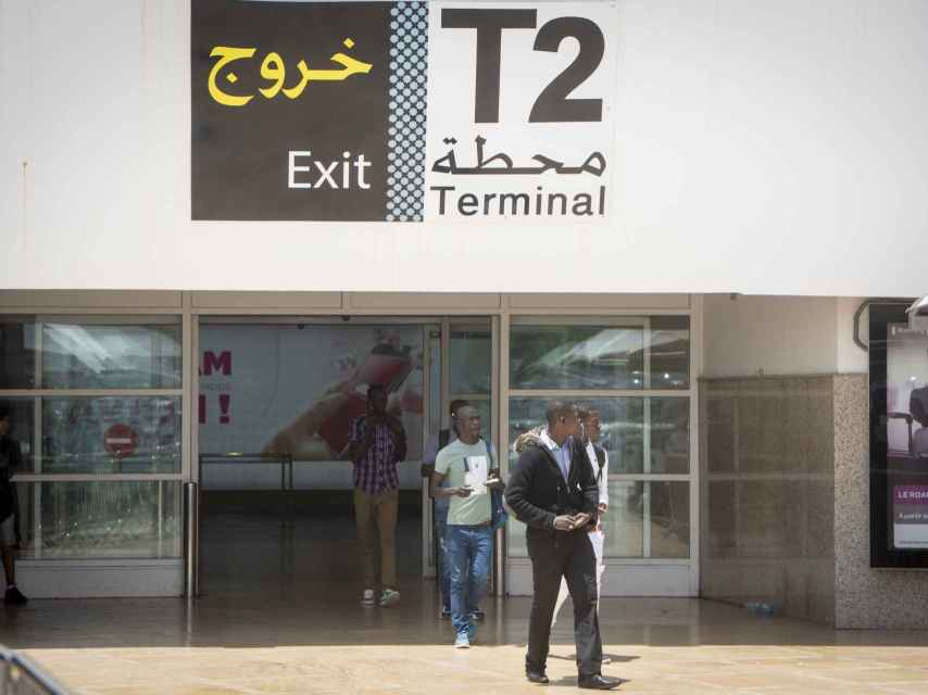 La mayoría de inmigrantes que llegan al aeropuerto de Casablanca procedentes de países del África subsahariana  con intención de viajar a Tánger apenas llevan equipaje, salvo pequeños macutos.