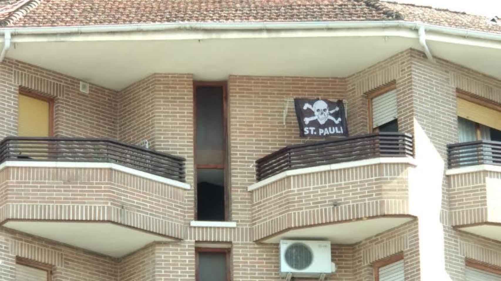 El principal sospechoso reconoce que sufre adicción al hachís y que su ideología es de extrema izquierda. En la terraza de su casa luce la bandera del equipo alemán del que es forofo.