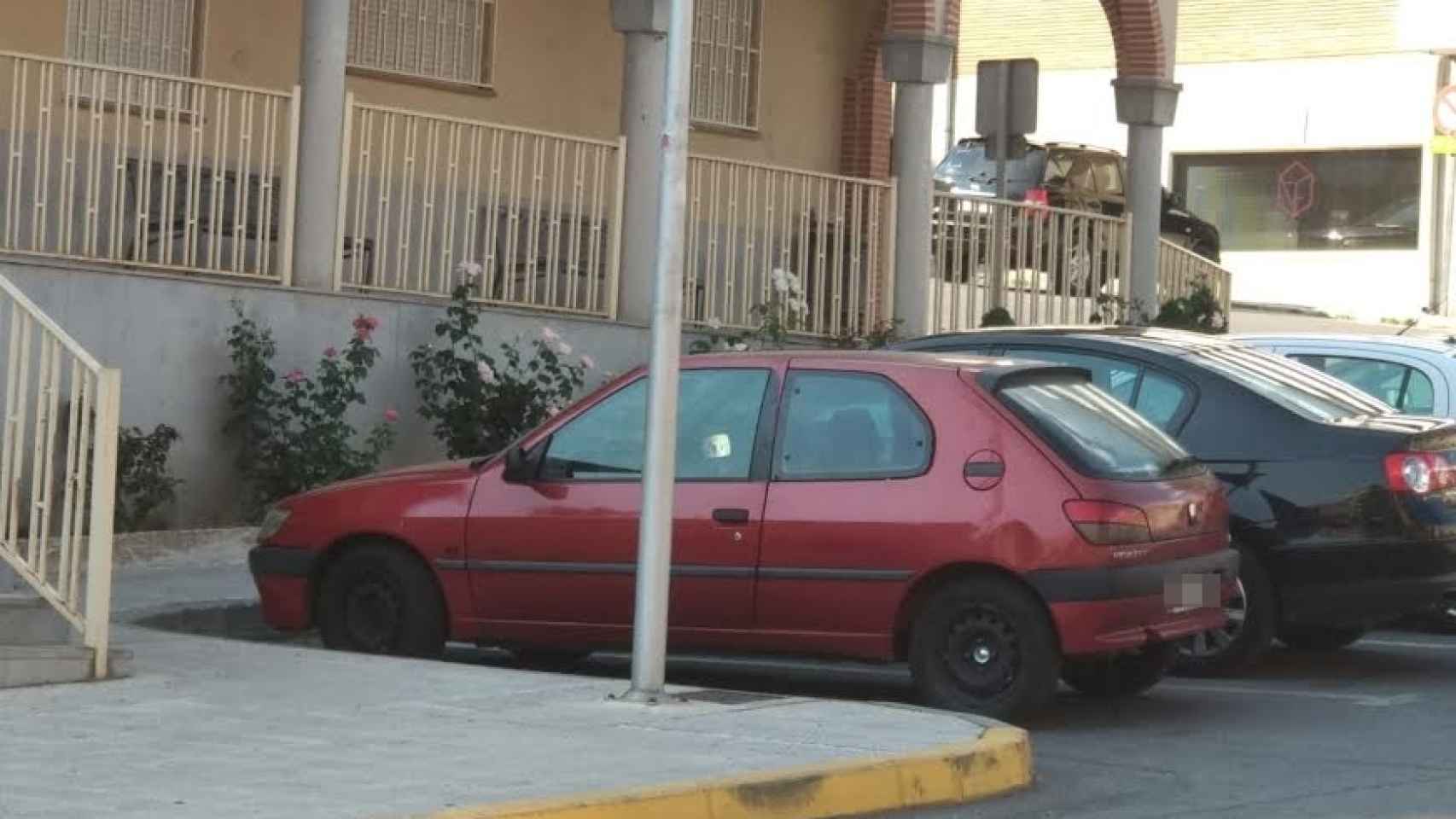 Vehículo aparcado perteneciente a Alberto, con el que EL ESPAÑOL contacta al visitar la localidad avulense en la que reside.