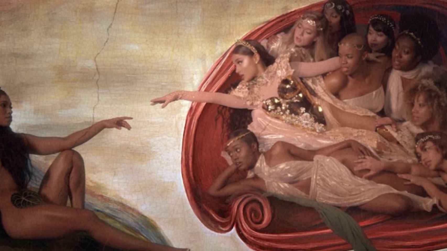 Fotograma del videoclip de Ariana Grande, God is a woman, donde emula La creación de Adán de Miguel Ángel.