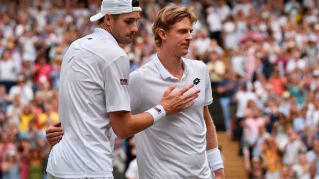 Anderson e Isner, abrazados tras el partido de semifinales de Wimbledon.