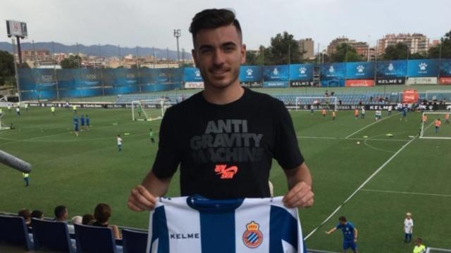 Campuzano con la camiseta del Español tras su fichaje. Foto: Twitter (@RCDEspanyolFF)