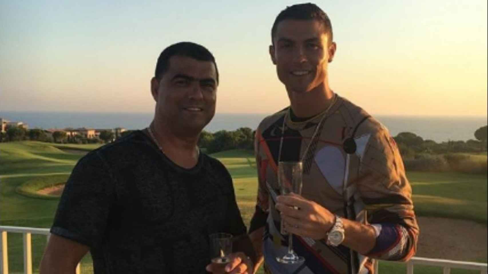Cristiano Ronaldo brinda con su hermano. Foto: Instagram (@museocr7funchal)